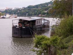 Quai Jean-Jacques Rousseau : péniche sur la Saône