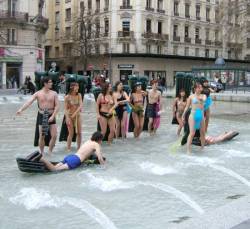 Baignade, place de la République