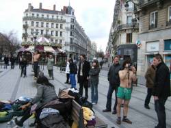 Baignade dansante, place de la République : vestiaire improvisé des danseurs