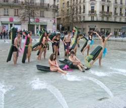 Baignade dansante, place de la République