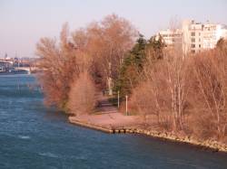 Quai du Canada vu du pont Pasteur