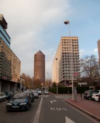 Le Crayon vu du square situé rue du Lac