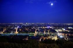 Vue panoramique de Lyon la nuit depuis la colline de Fourvière. Aperçu de la Saône
