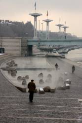 Berges du Rhône. Les terrasses de la Guillotière. La piscine du Rhône en arrière plan