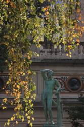 Statue dans la cour du Palais Saint-Pierre, en automne