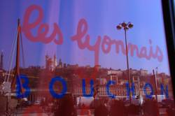 Le restaurant Les Lyonnais, reflet de la colline de Fourvière dans la vitrine
