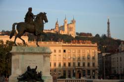 Place Bellecour. Statue de Louis XIV. Vue de Fourvière et de la Tour métallique en arrière plan