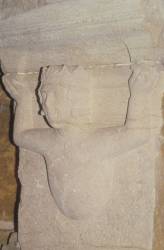 Buste de jeune homme sculpté en relief (chapiteau)