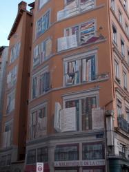 Rue de la Platière : peinture murale "La Bibliothèque de la cité"