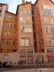 Rue de la Platière : peinture murale "La Bibliothèque de la cité"