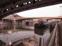 Une péniche sur le bas-port du quai Rambaud