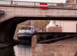 Une péniche sur le bas-port du quai Rambaud