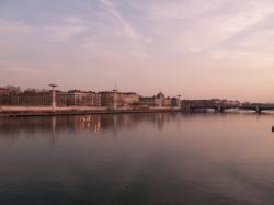 [La Piscine du Rhône depuis le Pont de la Guillotière]