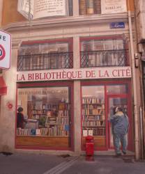 Rue de la Platière : peinture murale "La Bibliothèque de la cité"