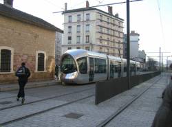 Ligne de l'Est (T3) : la station Dauphiné Lacassagne, une rame T3 métallisée