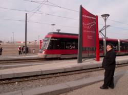 Station Vaulx-en-Velin La Soie de la Ligne de l'Est (T3) : une rame Rhônexpress