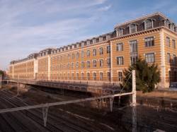 La Manufacture des Tabacs vue depuis le boulevard des Tchécoslovaques