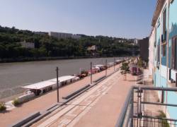 La Saône vue du quai Rambaud : péniche