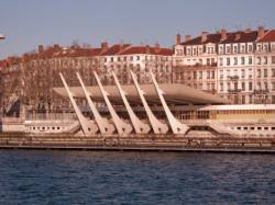 La piscine du Rhône depuis le pont de l'Université