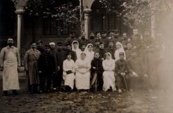 [Groupe d'infirmières et de militaires pendant la Guerre de 1914-1918, à l'hôpital militaire no. 5 bis à Lyon]