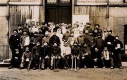 [Groupe d'infirmières et de militaires pendant la Guerre de 1914-1918, à l'hôpital militaire no. 5 bis à Lyon]