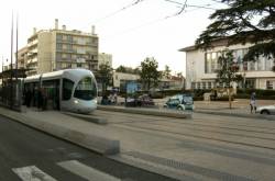 La mairie et le tramway vus de l'avenue Franklin-Roosevelt