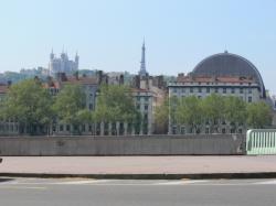 La basilique, la tour métallique de Fourvière et l'Opéra vus du quai du Général Sarrail