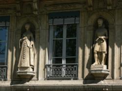 Statues d'Henri IV et de sa mère Jeanne d'Albret, sur un immeuble du quai de Serbie