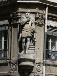 Statue de Sully à l'angle de la rue Sully et du quai de Serbie
