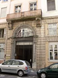 [Rue Sully : arc et consoles de la chapelle des Gadagne]