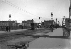 [Sur le pont de la Guillotière]