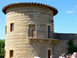 Personnage en argile au balcon de la Tour ronde du château