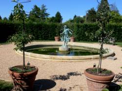 Fontaine dans le jardin aquatique du château de Saint-Bernard