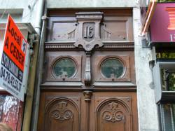 Porte d'immeuble en bois travaillé cours Charlemagne