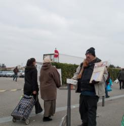 Marché du pont de Cusset : quêteur