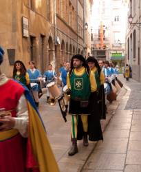 Fête des Pennons dans la rue de Gadagne