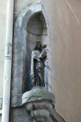 Statue de la Vierge dans la rue Saint-Jean