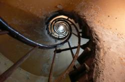 Escalier en vis suspendu, au 18 rue Saint-Jean