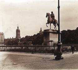 Lyon, la place Bellecour et l'hôpital de la Charité