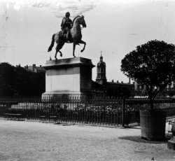 Lyon, la place Bellecour et le clocher de la Charité