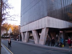 La bibliothèque de la Part-Dieu : au pied du bâtiment du silo