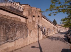 Hôpital Edouard-Herriot : le mur d'enceinte sur l'avenue Rockefeller