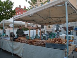 Un boulanger sur le marché, quai des Célestins