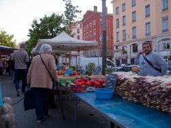 Marchand de quatre saisons sur le marché du quai des Célestins