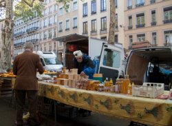 Un apiculteur sur le marché, quai Saint-Antoine