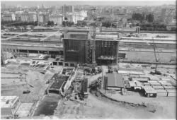 [Construction des bâtiments centraux de la gare]