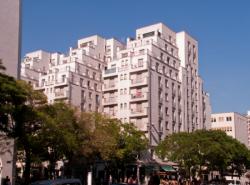 Un Gratte-Ciel vu depuis l'avenue Aristide-Briand