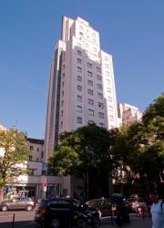 Une des tours des Gratte-ciel vu depuis l'avenue Henri-Barbusse