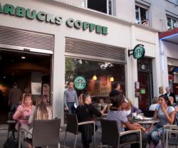 Un café sur l'avenue Henri-Barbusse