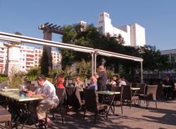 La terrasse d'une brasserie sur la rue Michel-Servet